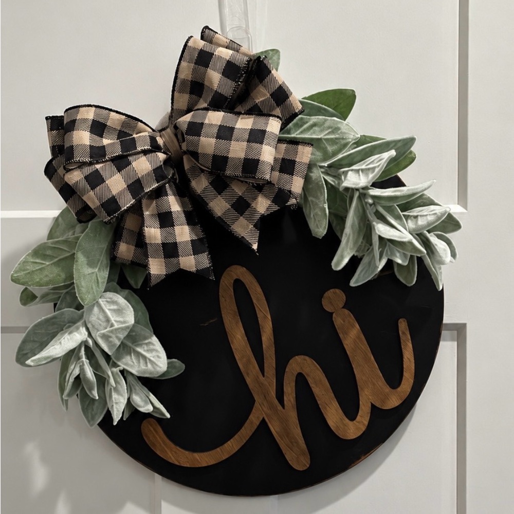 Black 'hi' Round Door Hanger with Beige Plaid Bow